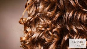 How to Style Curly Hair in Humid Weather